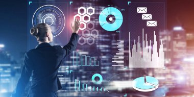 Sanal panel ve gece şehir vasıl geçmiş çalışma iş kadını arkadan görünüm