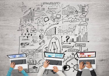 Ellerinde cihazlar bulunan üç kişilik bir grup iletişim ve ağ oluşturma sembolü olarak birlikte çalışıyor.