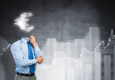 Başı yerine avro işareti olan yüzü olmayan işadamı.