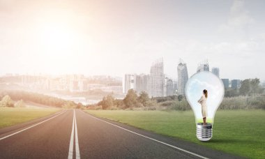 Ampul asfalt yolda içinde hapsolmuş genç iş kadını