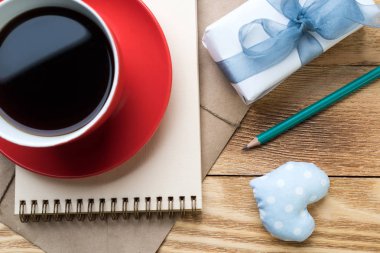 Boş not defteri kahve Kupası ve sevgi kalpleri ahşap tablo