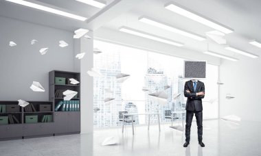 Kağıt uçaklar ofis binası içinde uçan arasında duran işadamı Tv ile takım baş silah tutmak yerine geçti. 3D render.