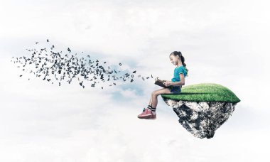 Gökyüzü adasında yüzen tatlı gülümseyen genç kız kitap okuyor.