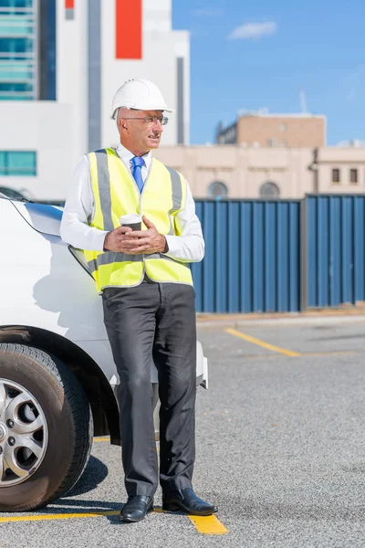 Ingeniero Senior Hombre Traje Casco Aire Libre Teniendo Café — Foto de Stock