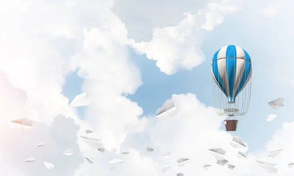 Красочный Аэростат Летающий Среди Бумажных Самолетов Над Голубым Облачным Небом — стоковое фото