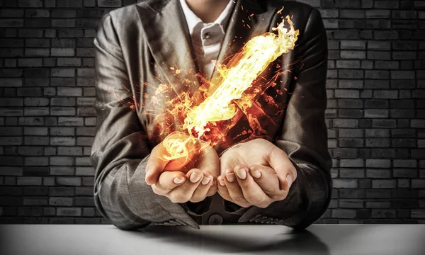 Geschnittenes Bild Eines Geschäftsmannes Anzug Mit Flammendem Ausrufezeichen Den Händen — Stockfoto