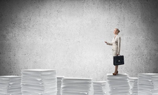 Mujer Negocios Confianza Traje Pie Sobre Montón Documentos Con Pared — Foto de Stock