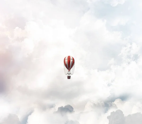 カラフルなエアロスタット青い曇り空の上を飛んでします レンダリング — ストック写真