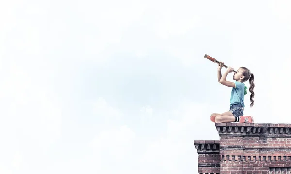 Menina Bonito Garoto Sentado Telhado Casa Olhando Spyglass — Fotografia de Stock