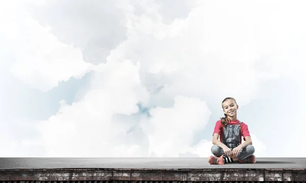 Çatı Inşaat Kamera Seyir Üzerinde Oturan Sevimli Kız — Stok fotoğraf