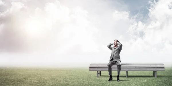 Uomo Affari Frustrato Seduto Sulla Panchina Che Chiude Orecchie Con — Foto Stock