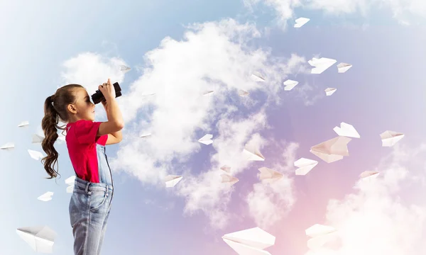 Menina Bonito Macacão Contra Fundo Céu Sonhando Com Futuro — Fotografia de Stock