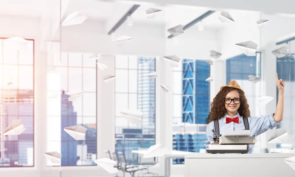 Junge Schriftstellerin Mit Hut Und Brille Mit Schreibmaschine Und Kopfüber — Stockfoto