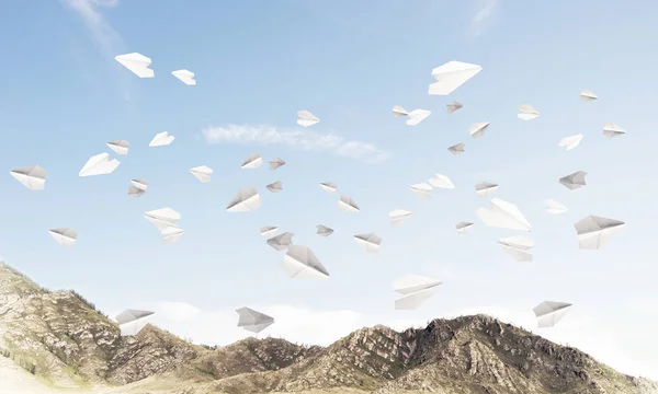 高い山と雲の空の間に紙飛行機を飛んで美しい自然景観 3Dレンダリング — ストック写真