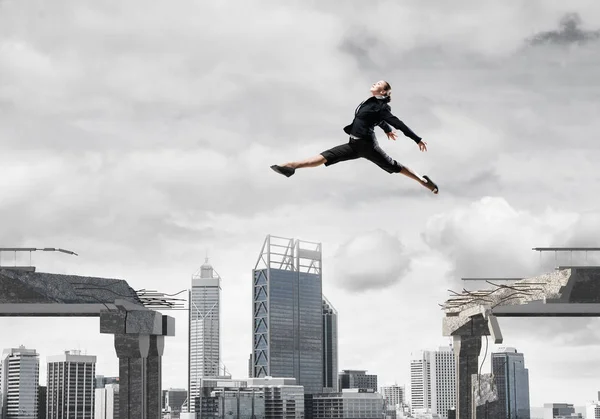 Donna Affari Saltando Oltre Divario Nel Ponte Cemento Come Simbolo — Foto Stock