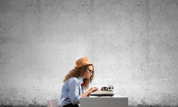 Вид Сбоку Молодой Красивой Писательницы Шляпе Очках Сидящей Столом Фоне — стоковое фото