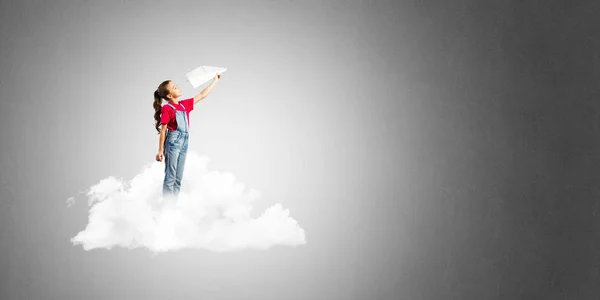 Nettes Mädchen Steht Auf Wolke Und Wirft Papierflieger — Stockfoto