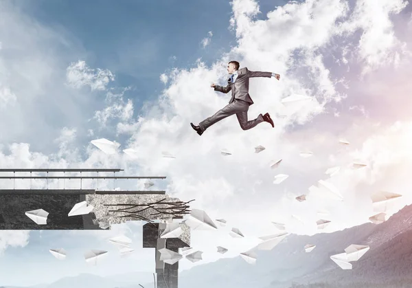 Empresário Saltando Sobre Lacuna Ponte Entre Aviões Papel Voando Como — Fotografia de Stock