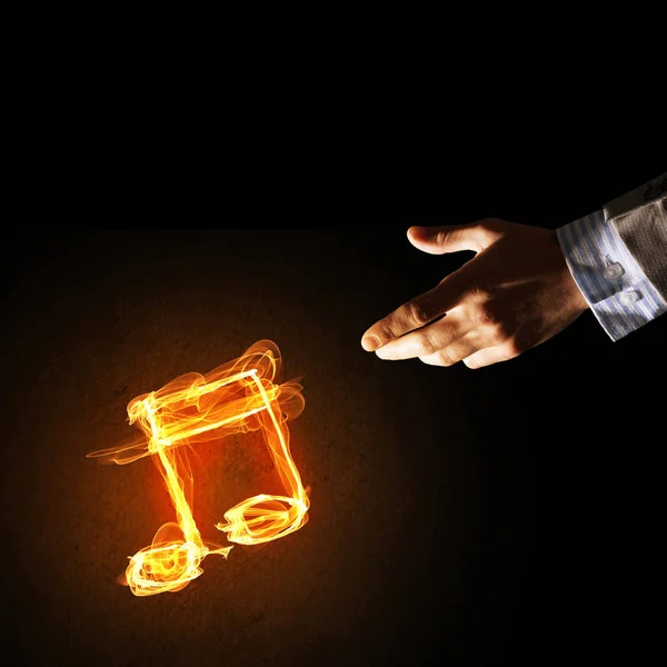 Kişi Eli Ateş Müzik Sembolünü Koyu Arkaplanda Kapat — Stok fotoğraf