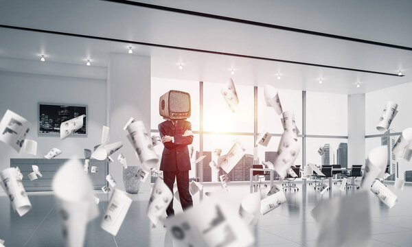 Бизнесмен в костюме со старым телевизором вместо того, чтобы держать руки скрещенными, стоя среди летящих бумаг внутри офисного здания. 3D рендеринг
.