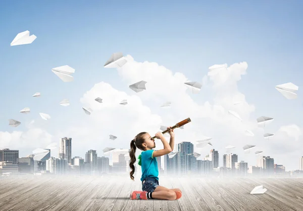 Menina Bonito Sentado Chão Madeira Aviões Papel Voando Redor — Fotografia de Stock