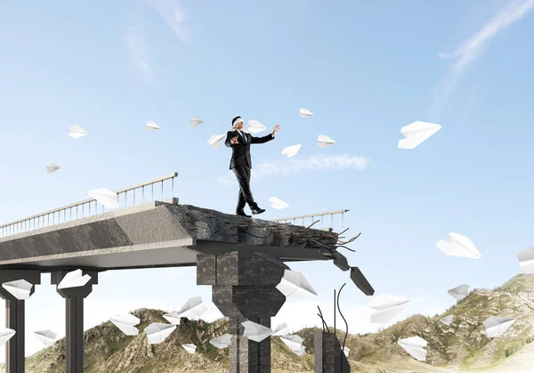 Empresario Caminando Con Los Ojos Vendados Entre Aviones Papel Voladores — Foto de Stock