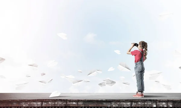 Nettes Mädchen Schulalter Auf Dem Hausdach Mit Ferngläsern — Stockfoto