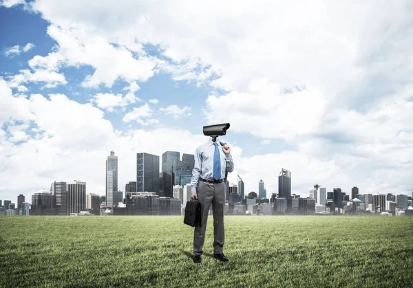 Elegante Hombre Negocios Aire Libre Sosteniendo Chaqueta Hombro Cámara Lugar — Foto de Stock