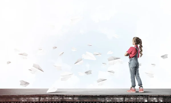 Menina Bonito Telhado Construção Aviões Papel Voando Redor — Fotografia de Stock