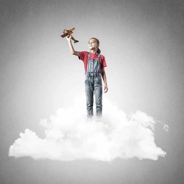 Niedliches Kind Mädchen Steht Auf Wolke Und Spielt Mit Flugzeug — Stockfoto