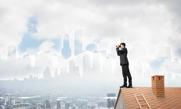 Jovem Empresário Visualizando Paisagem Urbana Seus Binóculos Mídia Mista — Fotografia de Stock