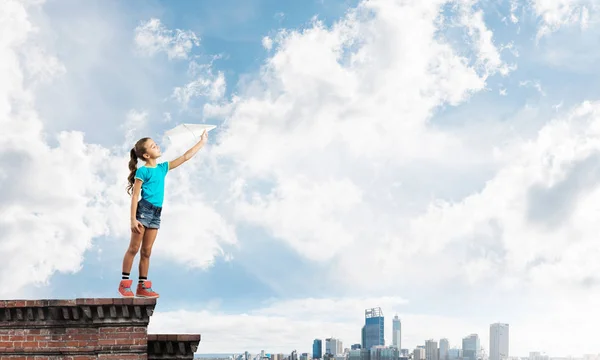 Aranyos Boldog Gyerek Lány Épület Tetején Játszik Papír Repülőgép — Stock Fotó