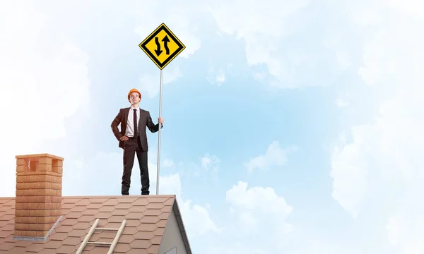 Der Junge Entschlossene Geschäftsmann Steht Auf Dem Hausdach Und Zeigt — Stockfoto