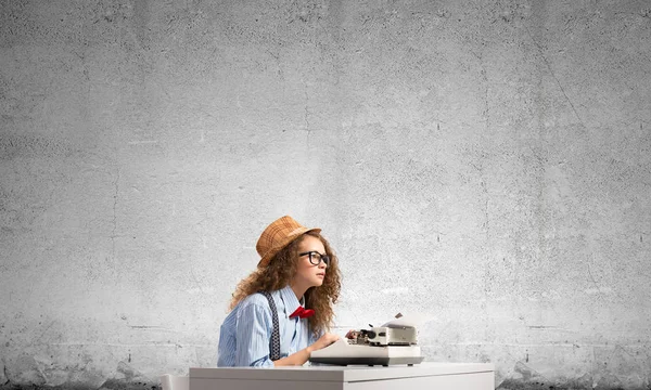 Genç Güzel Kadın Yazar Şapka Gözlük Arka Planda Gri Beton — Stok fotoğraf