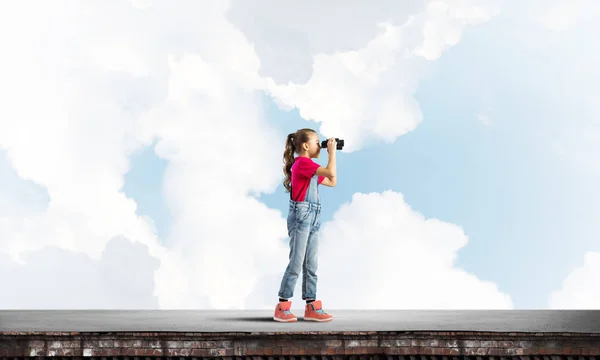 Cute Girl Wieku Szkolnym Dachu Budynku Patrząc Lornetkę — Zdjęcie stockowe