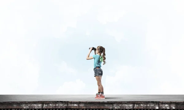 Menina Bonito Idade Escolar Construção Telhado Olhando Binóculos — Fotografia de Stock