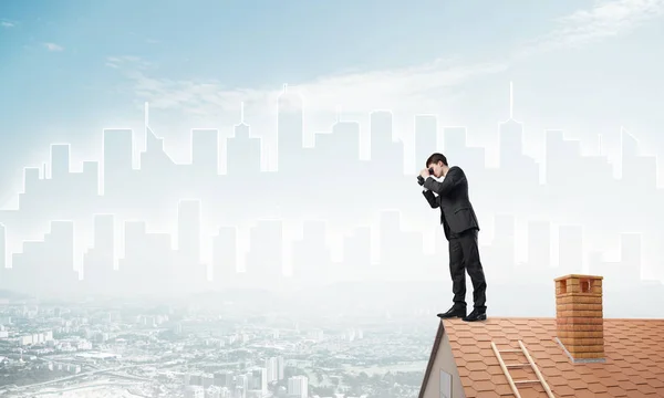 Joven Empresario Viendo Paisaje Urbano Sus Prismáticos Técnica Mixta — Foto de Stock