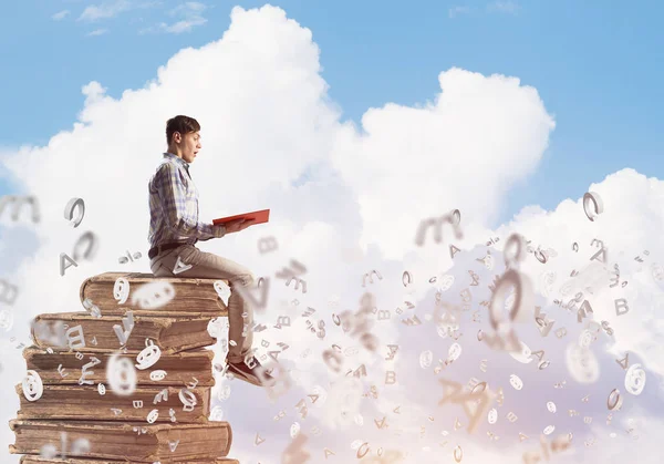 Young Man Casual Zittend Stapel Boeken Met Een Handen Geschokt — Stockfoto