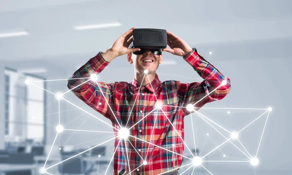 Jonge Man Met Virtual Reality Headset Bril Achtergrond Van Verbinding — Stockfoto