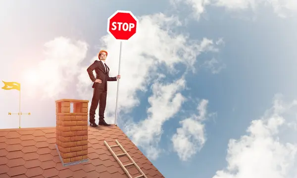 Evin Çatısında Duran Elinde Kırmızı Yasak Işareti Tutan Mühendis Karışık — Stok fotoğraf