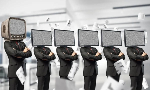Geschäftsleute Anzügen Mit Fernseher Statt Kopf Die Arme Verschränkt Während — Stockfoto