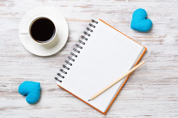 Taza Café Bloc Notas Lápiz Dos Corazones Superficie Madera — Foto de Stock