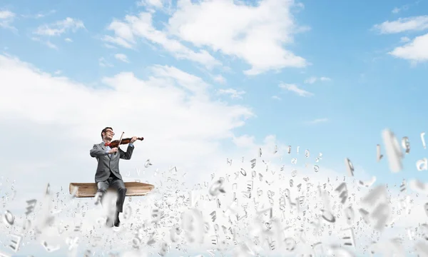 Joven Vestido Traje Gafas Sentado Libro Tocando Violín — Foto de Stock