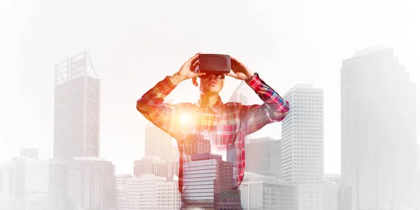Jongeman Met Virtual Reality Headset Bril Stadsgezicht Achtergrond — Stockfoto