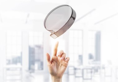 İş adamlarının elleri cam konuşma balonuna internet konsepti olarak dokunuyor. Karışık ortam