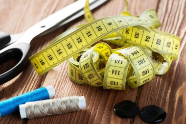 Ahşap masadaki dikiş seti aksesuarlarının parlak görüntüsü