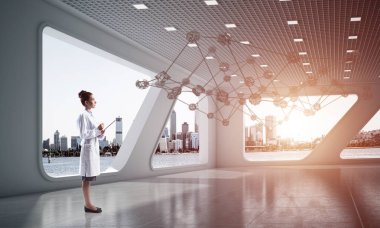 Yatay bir kadeh parlak hastane binası içinde sosyal ağ yapısı ile çalışan genç kadın doktor. Modern tıp sektöründe kavramsal görüntü