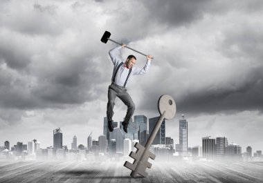 Şehir manzarasına karşı kararlı iş adamı Hammer Stone figürüyle kırılıyor