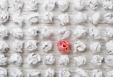 Bir takım buruşuk kağıt toplar ve tek renkli