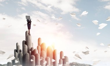 İş kadını dizüstü bilgisayar kafasına silah tutmak yerine ile takım elbiseli taş sütun güzel gökyüzü ile tepesinde dururken arka plan üzerinde geçti. 3D render.